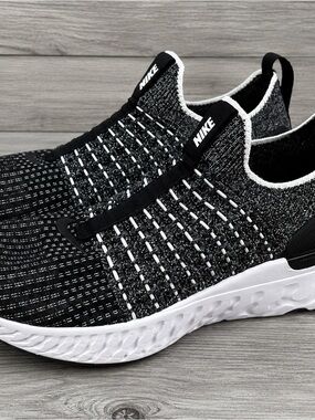 Nike React Phantom Run Flyknit 2 Men’s Size 7.5 Sneaker Shoes Black White